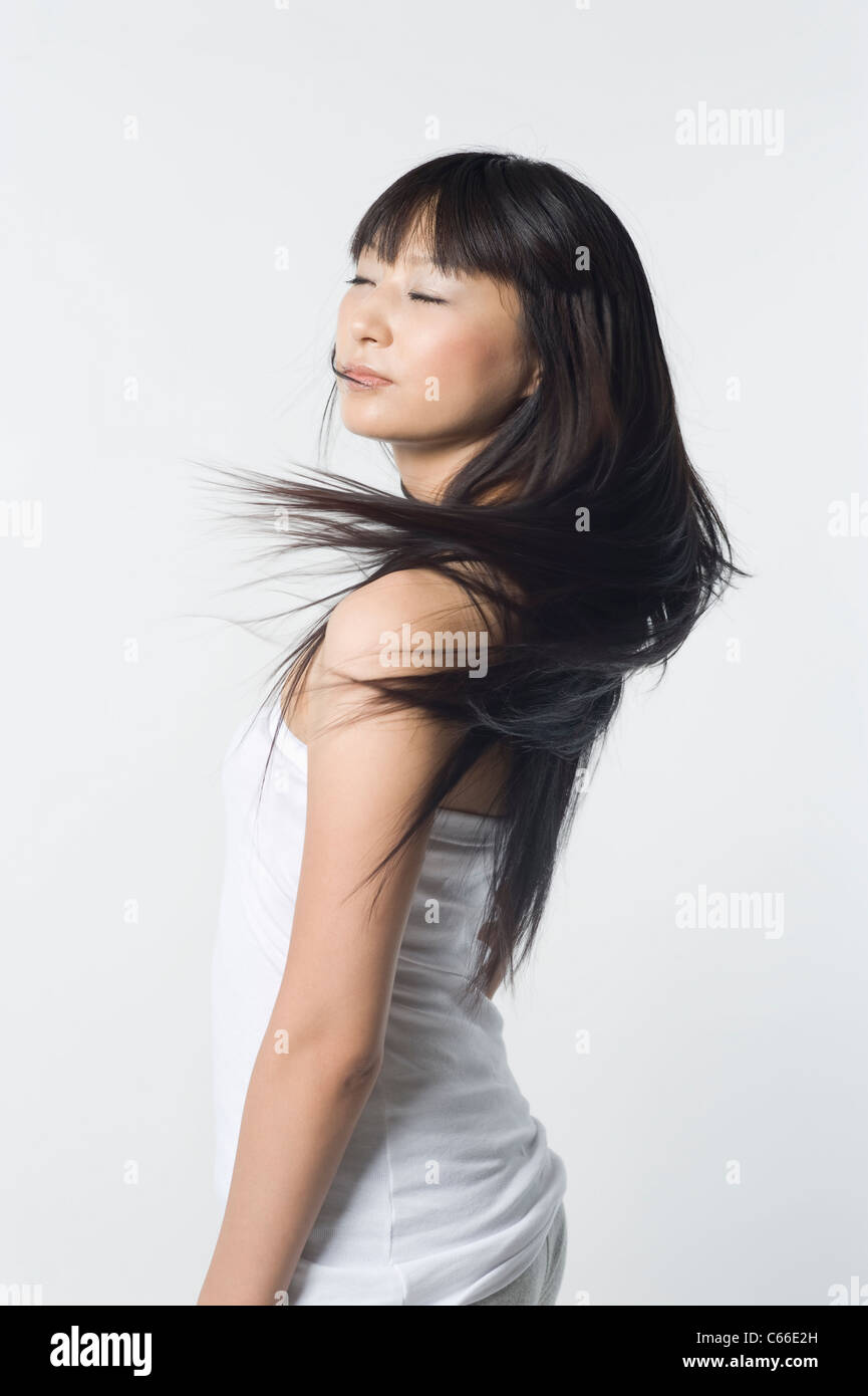 Frau schwingen lange Haare Stockfoto