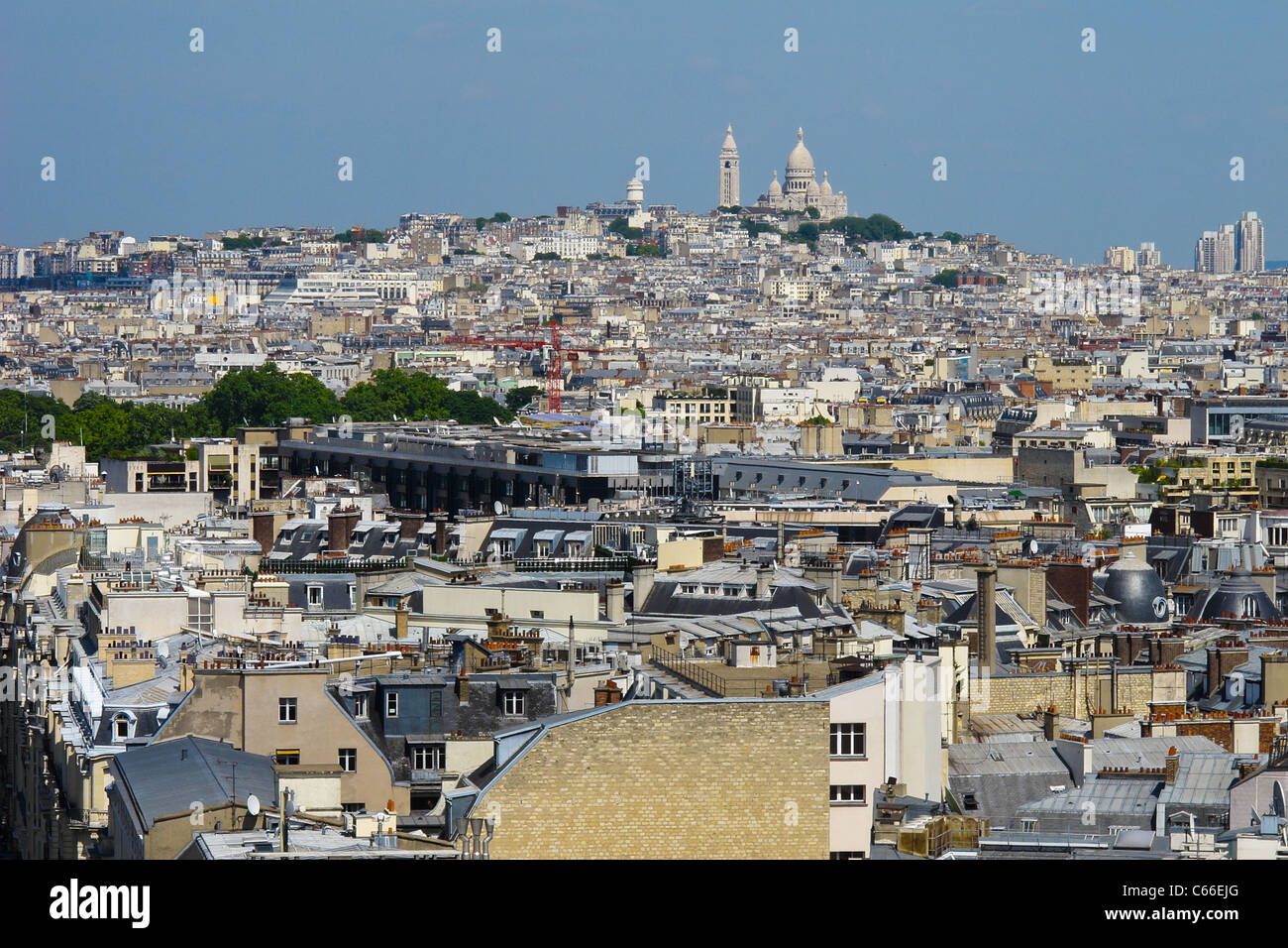 Die Skyline von Paris mit Blick auf Montmartre und das Wahrzeichen Sacre Coeur Kirche in Paris Stockfoto