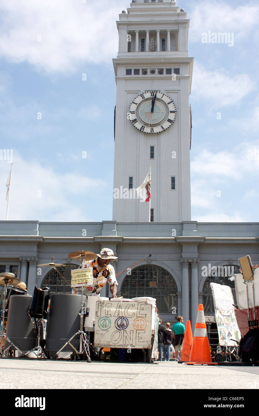 Straßenmusiker spielt Schlagzeug vor dem Ferry Building Clock Tower in San Francisco, Kalifornien Stockfoto