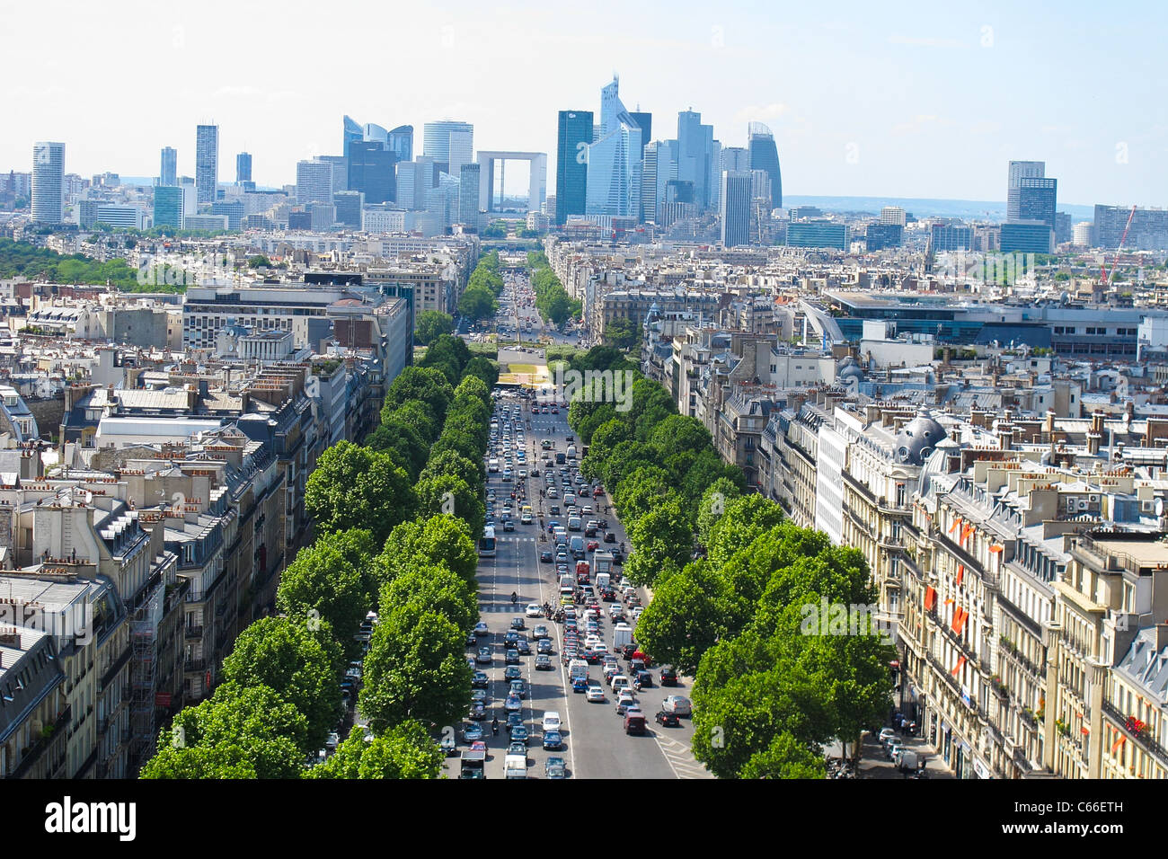 Auf der Suche nach unten Avenue De La Grande Armee in Richtung La Défense in Paris Stockfoto