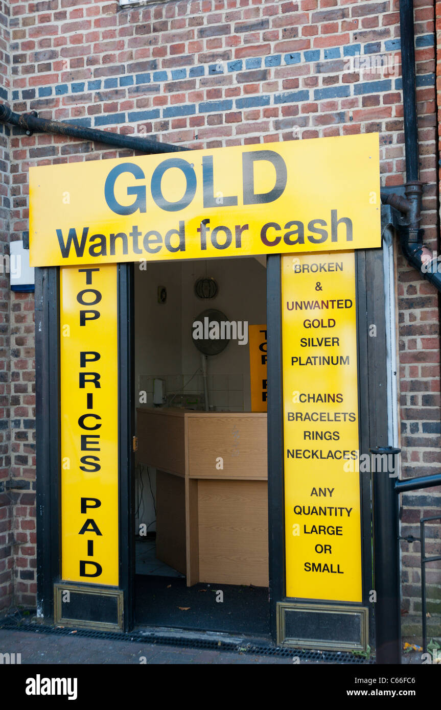 Ein kleiner Shop bietet Gold gegen Bargeld zu kaufen. Stockfoto