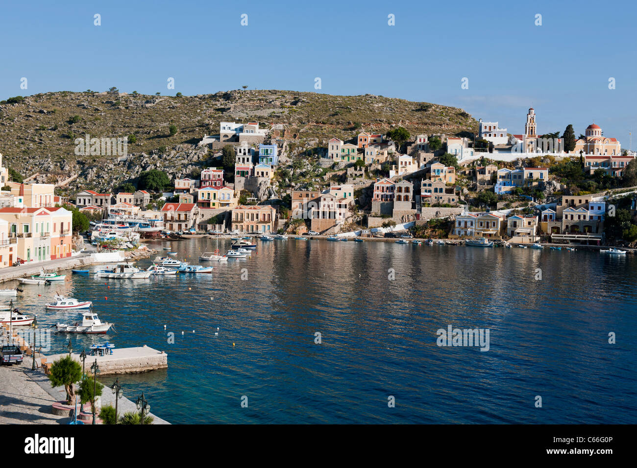 Symi, griechischen Dodekanes Insel, Ägäis, romanische Architektur, Hafen, Boote, panoramischer, Cruisen Schwamm Geschäfte, Tauchen, Cafés, Griechenland Stockfoto