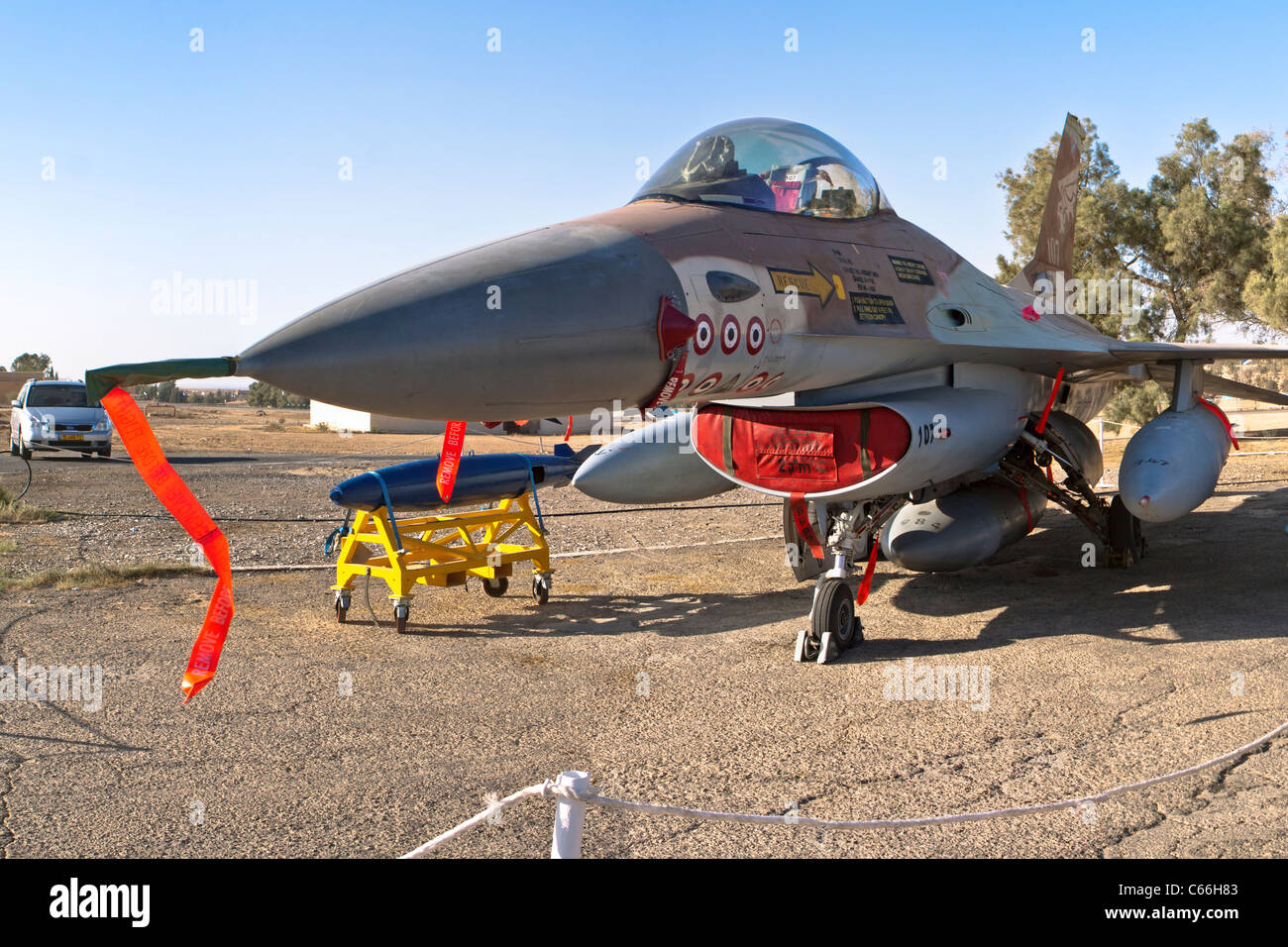 Israelische Luftwaffe F-16A Fighter Jet (Netz) auf dem Boden Stockfoto