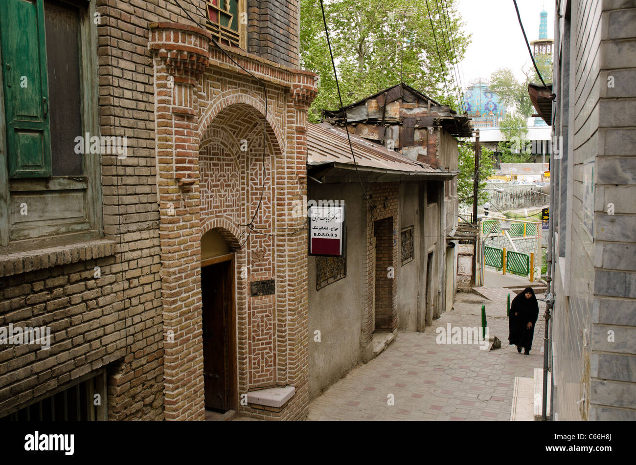 Renoviertes Haus als Arzt der Klinik/Zahnarzt in einer alten traditionellen Gasse in Tadschrisch, nördlich von Teheran. Stockfoto