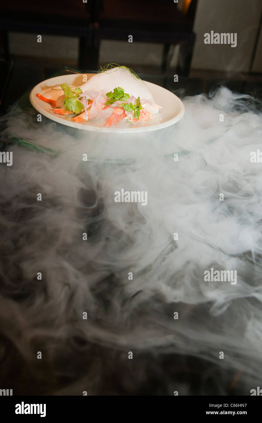 Molekularküche, rote Curry serviert über flüssigen Stickstoff in Bangkok, Thailand Stockfoto