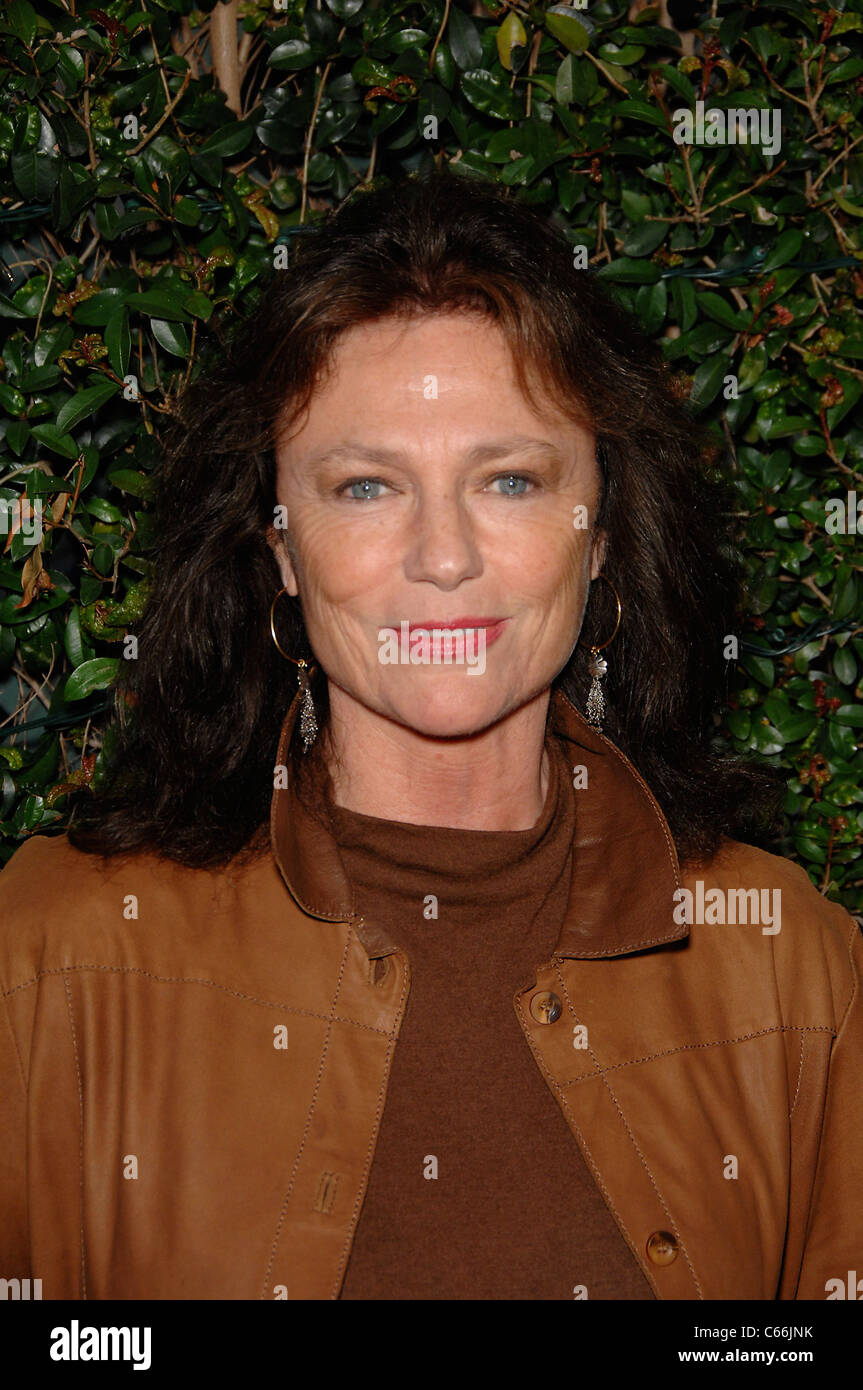 Jacqueline Bisset im Ankunftsbereich für MIDNIGHT IN PARIS Premiere, Samuel Goldwyn Theater am AMPAS, Los Angeles, CA 18. Mai 2011. Foto von: Michael Germana/Everett Collection Stockfoto