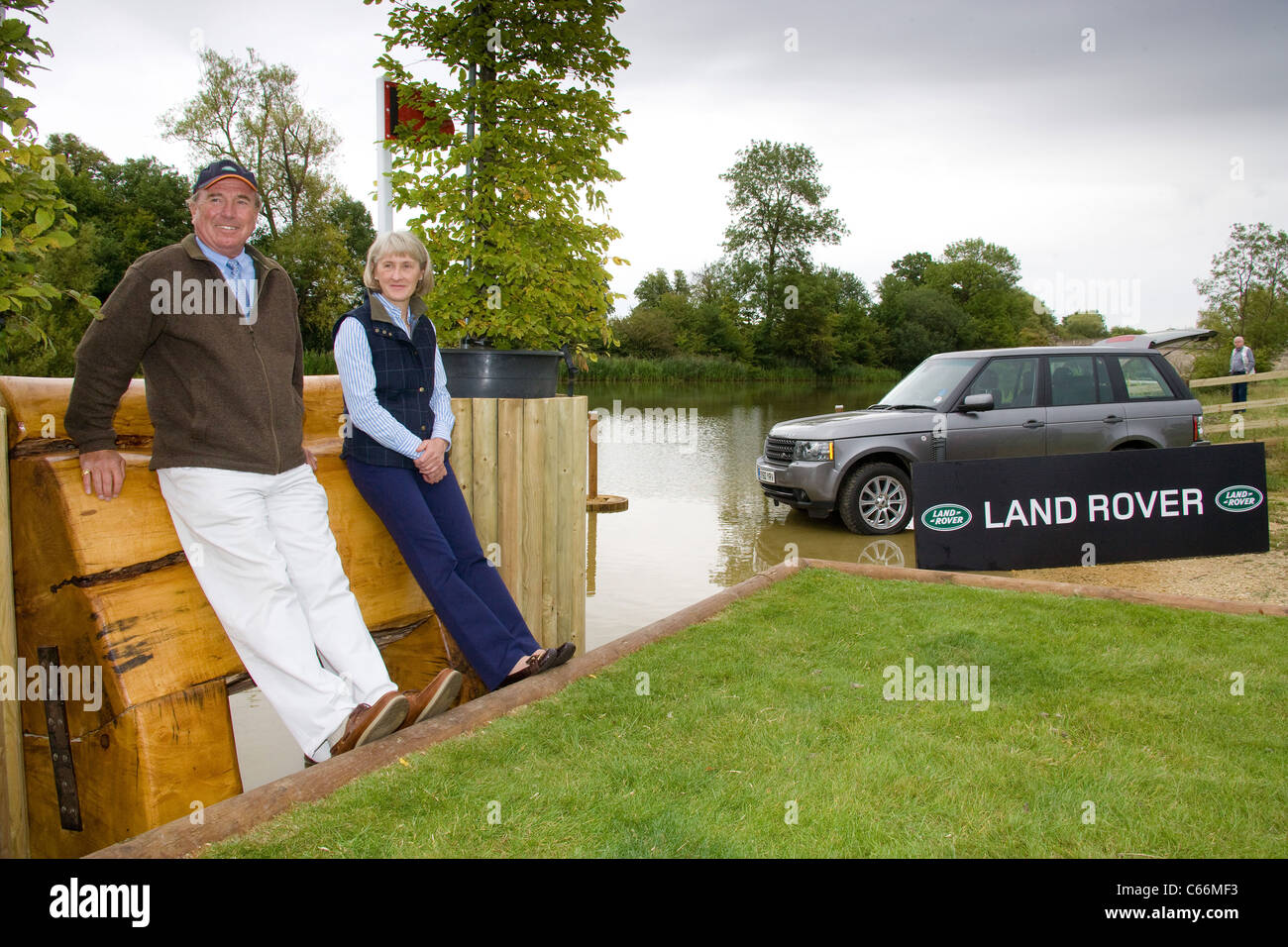 Captain Mark Phillips Golfplatzdesigner mit Direktor Elizabeth Inman auf der diesjährigen Burghley Horse Trials, Stamford, Lincolnshire. Stockfoto