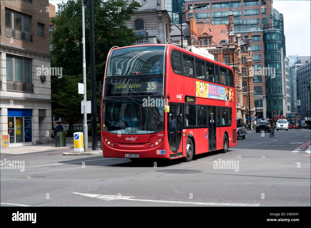 Ein AD Enviro 400 Doppeldecker-Bus betrieben von Abellio steuert entlang Bishopsgate bestandener nur Bahnhof Liverpool Street Stockfoto