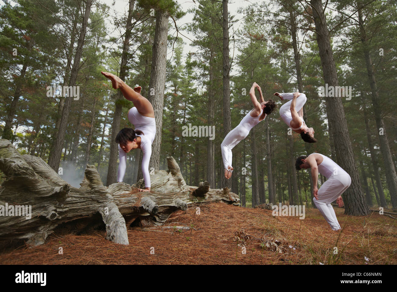 Tänzer im Wald springen Stockfoto