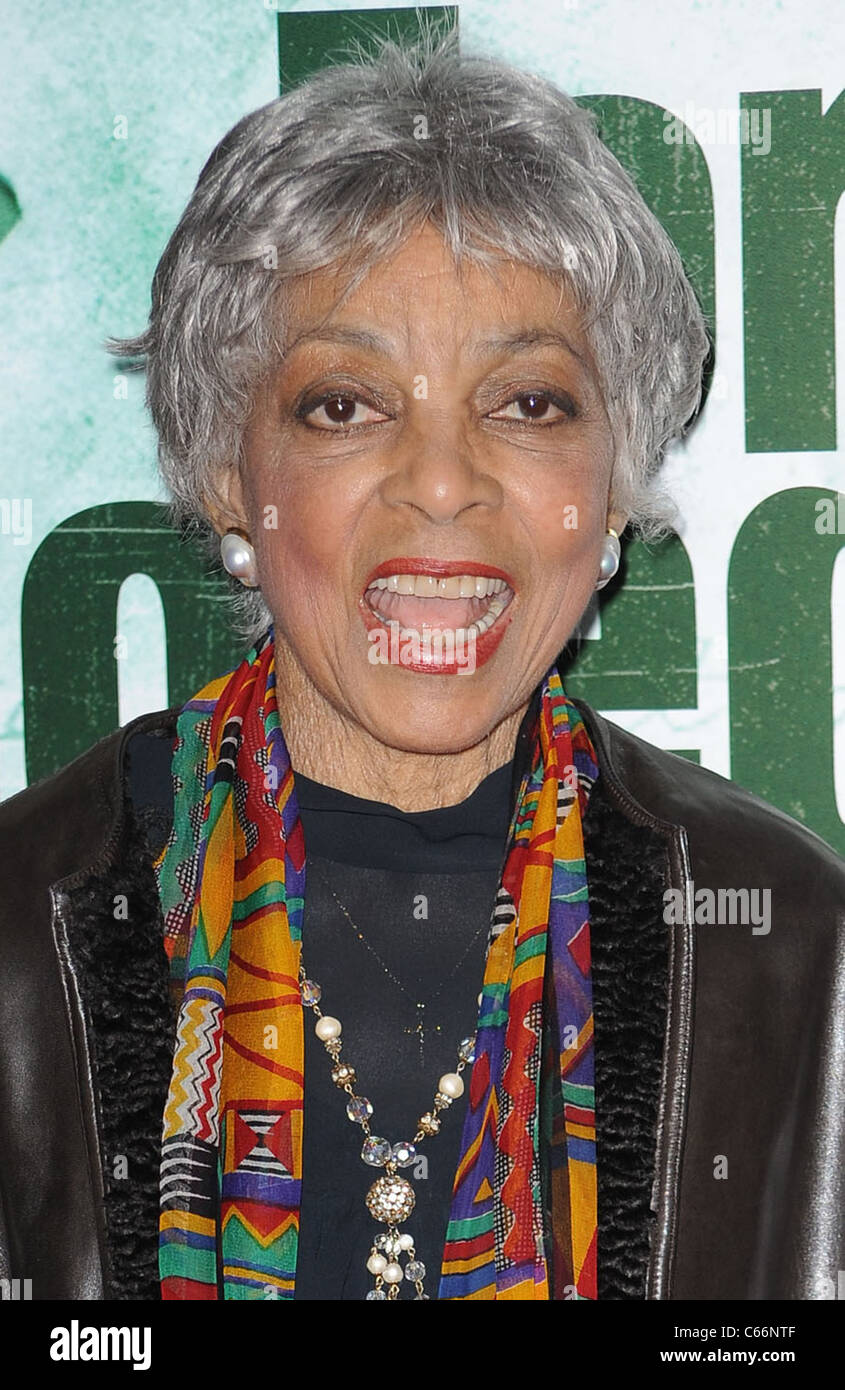 Ruby Dee im Ankunftsbereich für für farbige Mädchen Premiere Screening, The Ziegfeld Theatre, New York, NY 25. Oktober 2010. Foto von: Kristin Callahan/Everett Collection Stockfoto