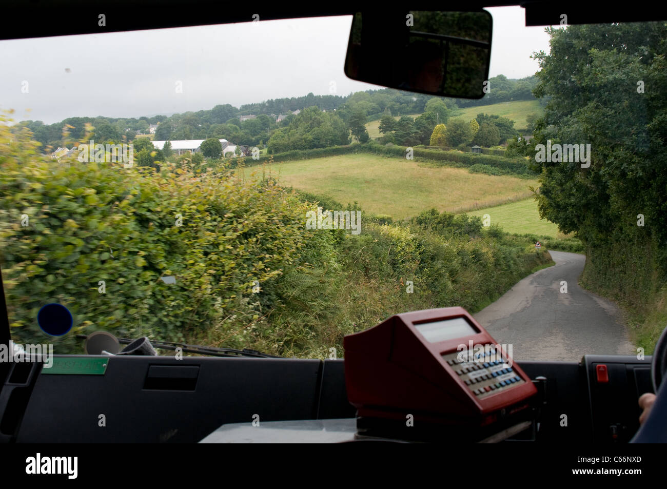 Blick von innen, ich freue mich auf ein Mini-Bus geht über einen Feldweg in Devon Stockfoto