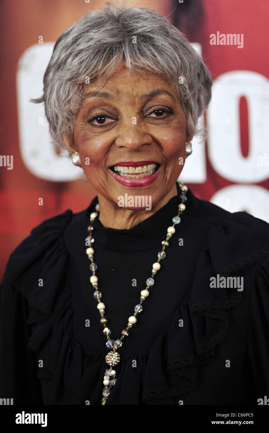 Ruby Dee im Ankunftsbereich für für farbige Mädchen Premiere Screening, The Ziegfeld Theatre, New York, NY 25. Oktober 2010. Foto von: William D. Bird/Everett Collection Stockfoto