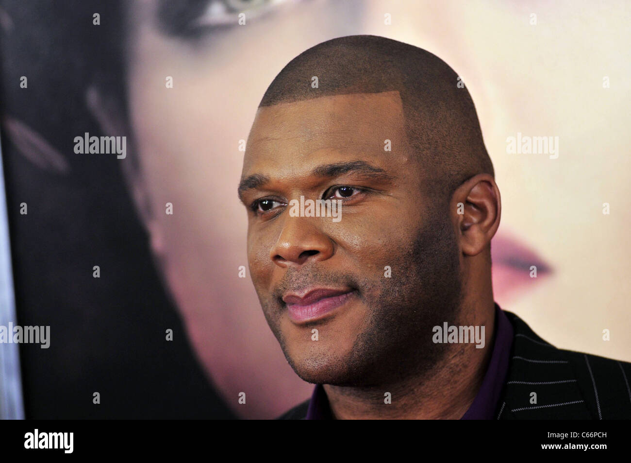 Tyler Perry im Ankunftsbereich für für farbige Mädchen Premiere Screening, The Ziegfeld Theatre, New York, NY 25. Oktober 2010. Foto von: William D. Bird/Everett Collection Stockfoto