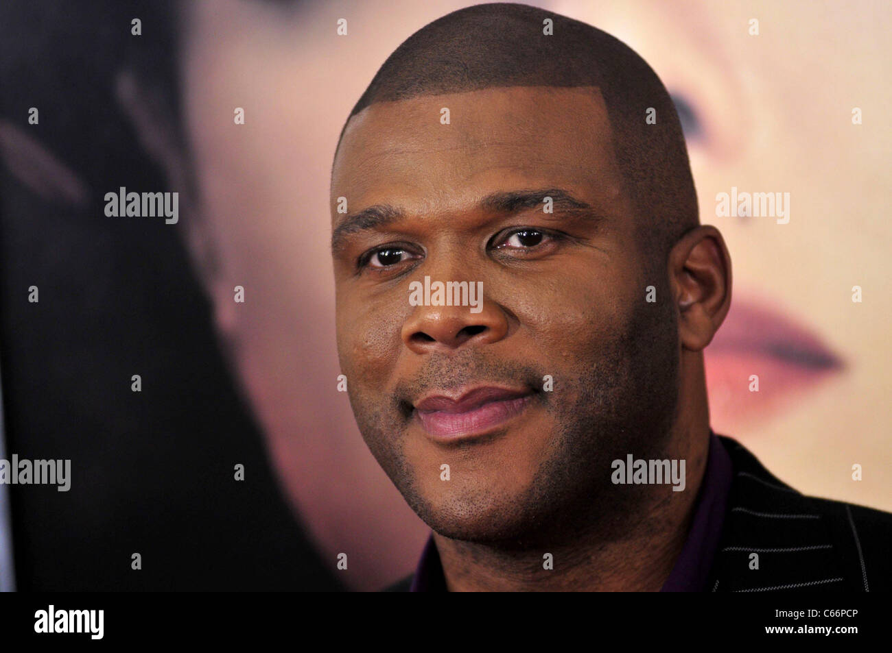 Tyler Perry im Ankunftsbereich für für farbige Mädchen Premiere Screening, The Ziegfeld Theatre, New York, NY 25. Oktober 2010. Foto von: William D. Bird/Everett Collection Stockfoto