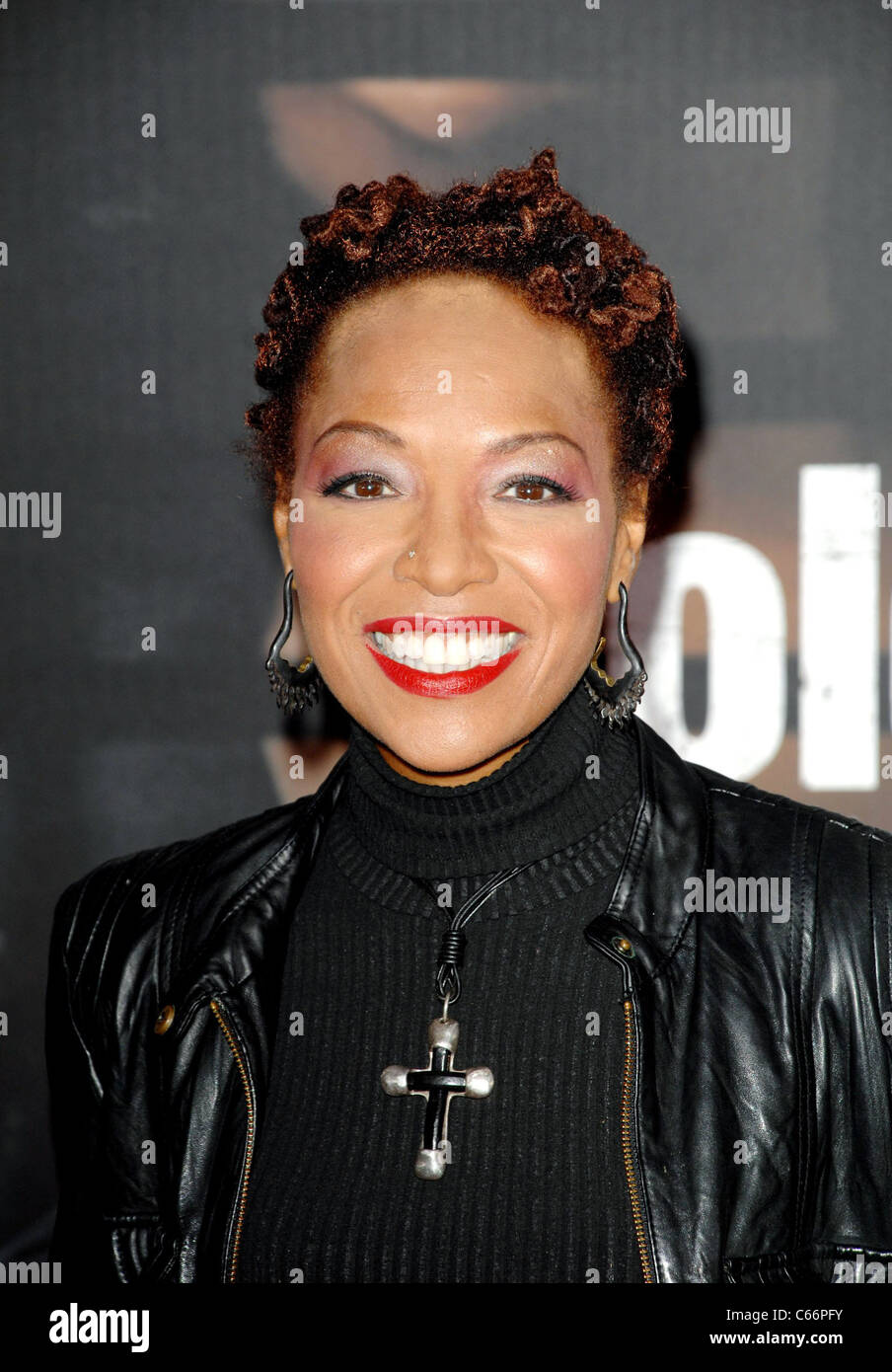 Simone im Ankunftsbereich für für farbige Mädchen Premiere Screening, The Ziegfeld Theatre, New York, NY 25. Oktober 2010. Foto von: William D. Bird/Everett Collection Stockfoto