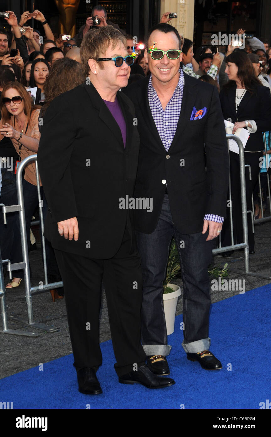 Elton John, David Furnish im Ankunftsbereich für GNOMEO und JULIET Premiere, El Capitan Theatre, Los Angeles, CA 23. Januar 2011. Foto von: Dee Cercone/Everett Collection Stockfoto