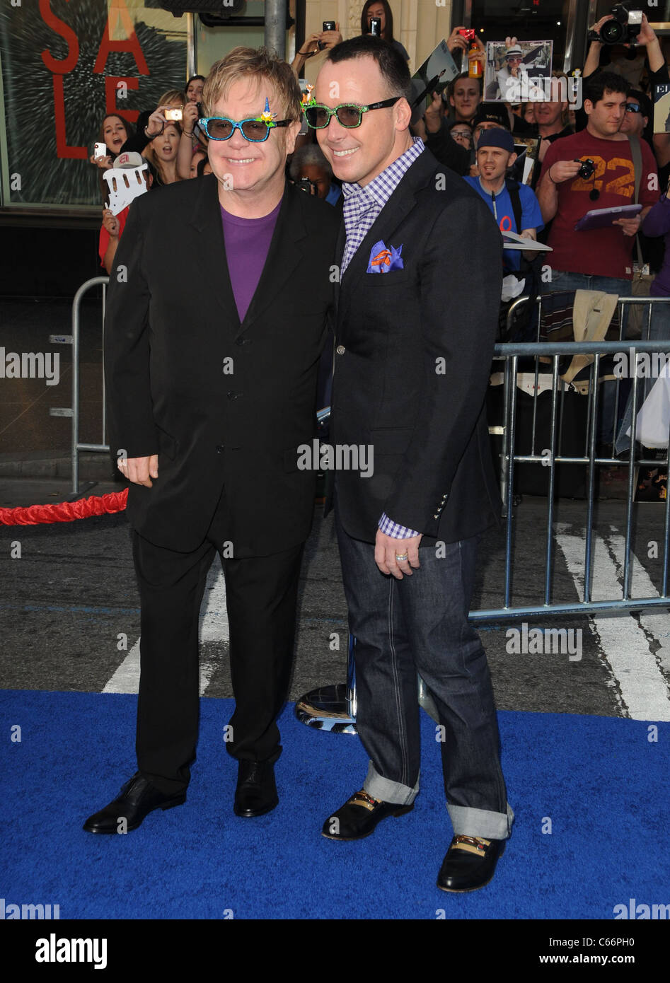 Elton John, David Furnish im Ankunftsbereich für GNOMEO und JULIET Premiere, El Capitan Theatre, Los Angeles, CA 23. Januar 2011. Foto von: Dee Cercone/Everett Collection Stockfoto