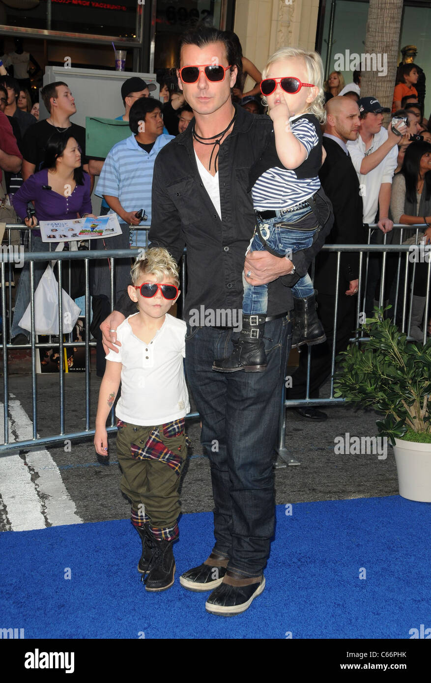 Gavin Rossdale, Kinder bei der Ankunft für GNOMEO und JULIET Premiere, El Capitan Theatre, Los Angeles, CA 23. Januar 2011. Foto von: Dee Cercone/Everett Collection Stockfoto