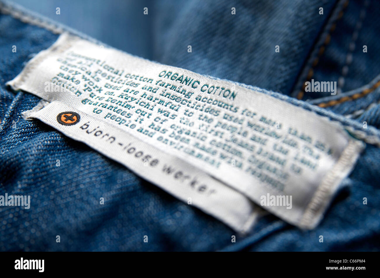 Bio-Baumwolle-Label auf Jeans von Kuyichi. Stockfoto