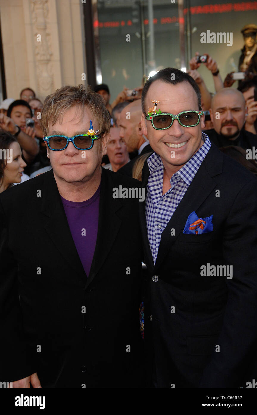 Elton John, David Furnish im Ankunftsbereich für GNOMEO und JULIET Premiere, El Capitan Theatre, Los Angeles, CA 23. Januar 2011. Foto von: Michael Germana/Everett Collection Stockfoto