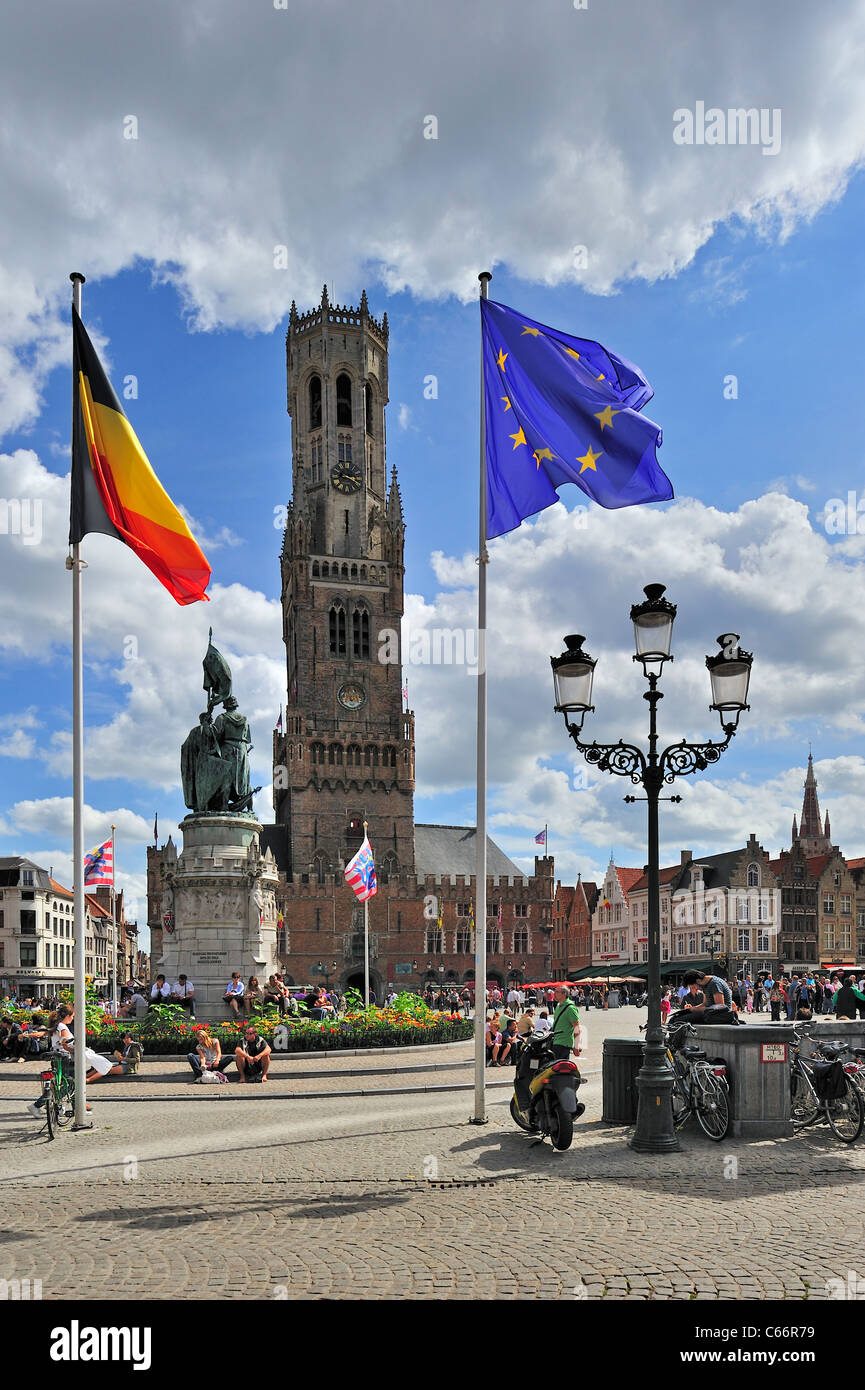 Glockenturm, Statue von Jan Breydel und Pieter De Coninck und Touristen auf dem Marktplatz / Grote Markt, Brügge, Belgien Stockfoto
