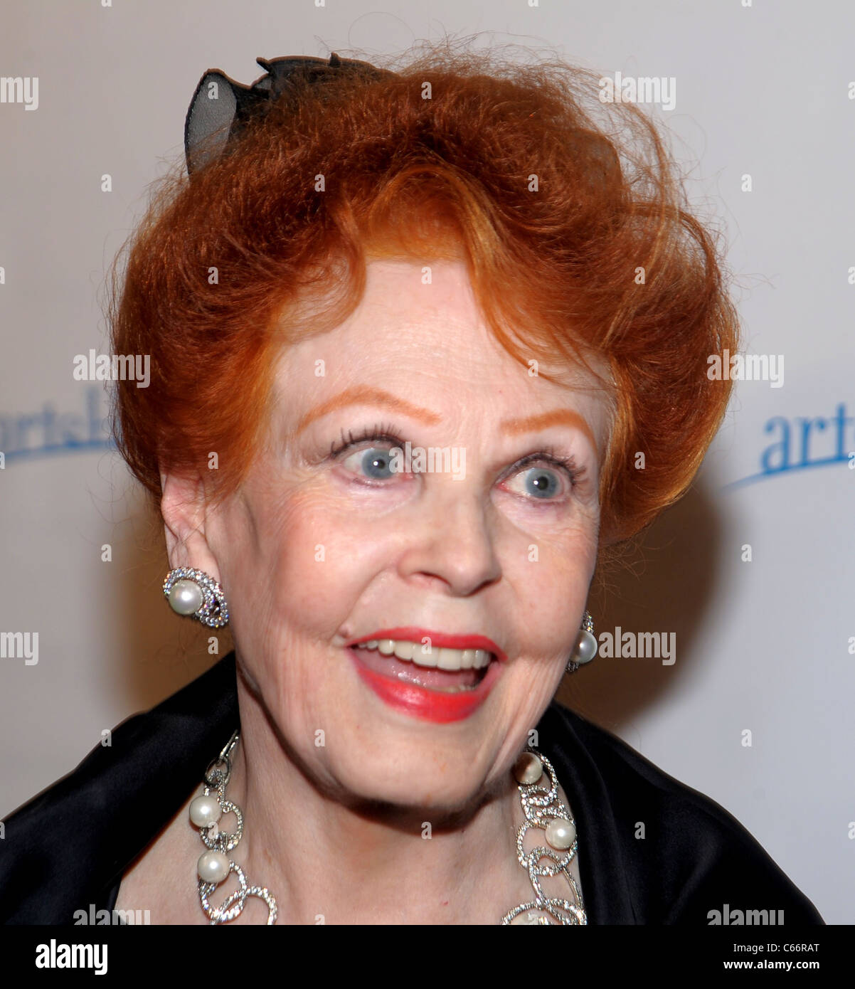 Arlene Dahl in Anwesenheit für Broadway salutiert Arts Horizonte Gala, Edison Ballsaal, New York, NY 25. Oktober 2010. Foto von: Rob Rich/Everett Collection Stockfoto