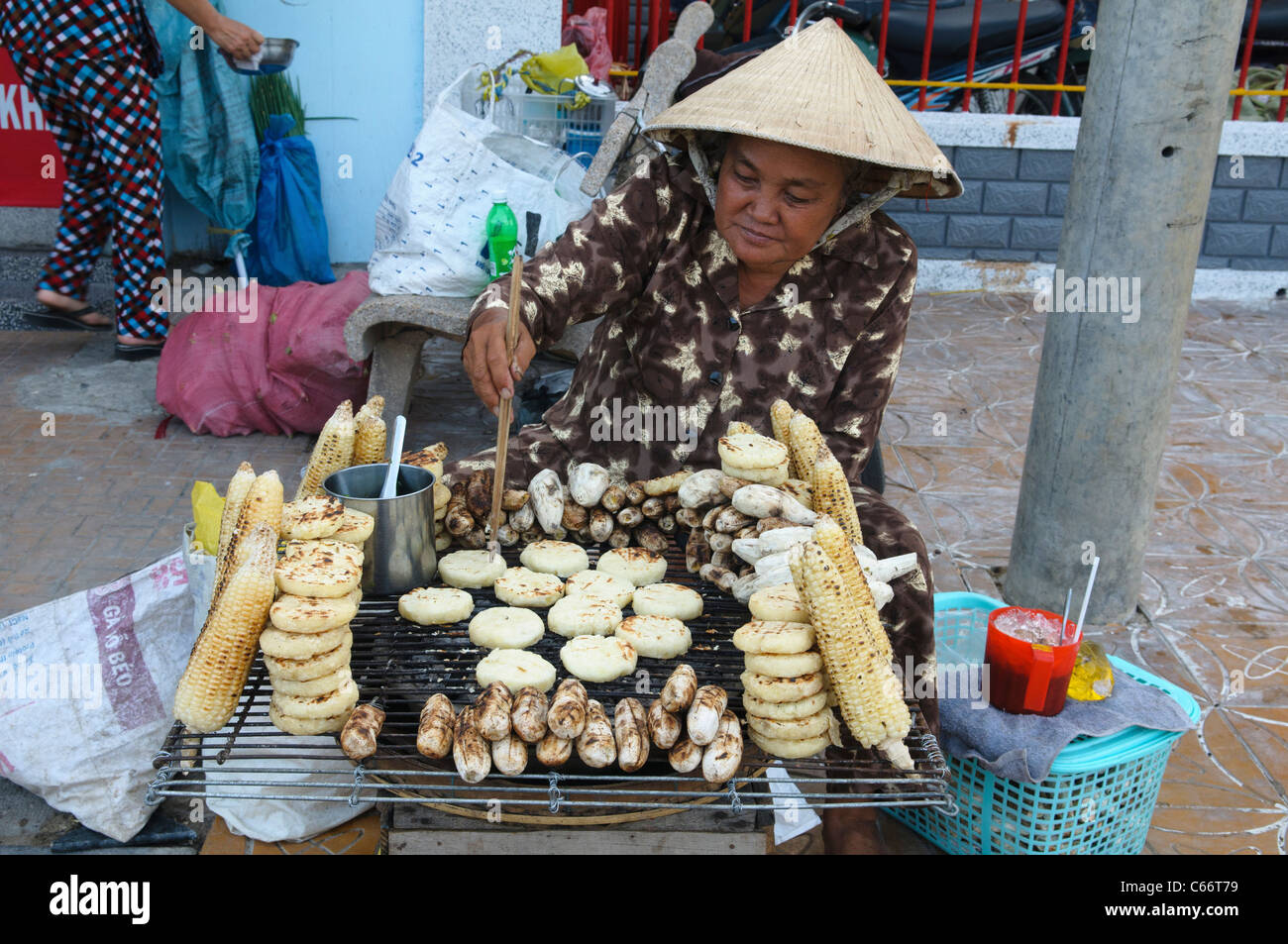 gebackene Banane Anbieter auf dem Markt auf der Insel Phu Quoc in Vietnam Stockfoto