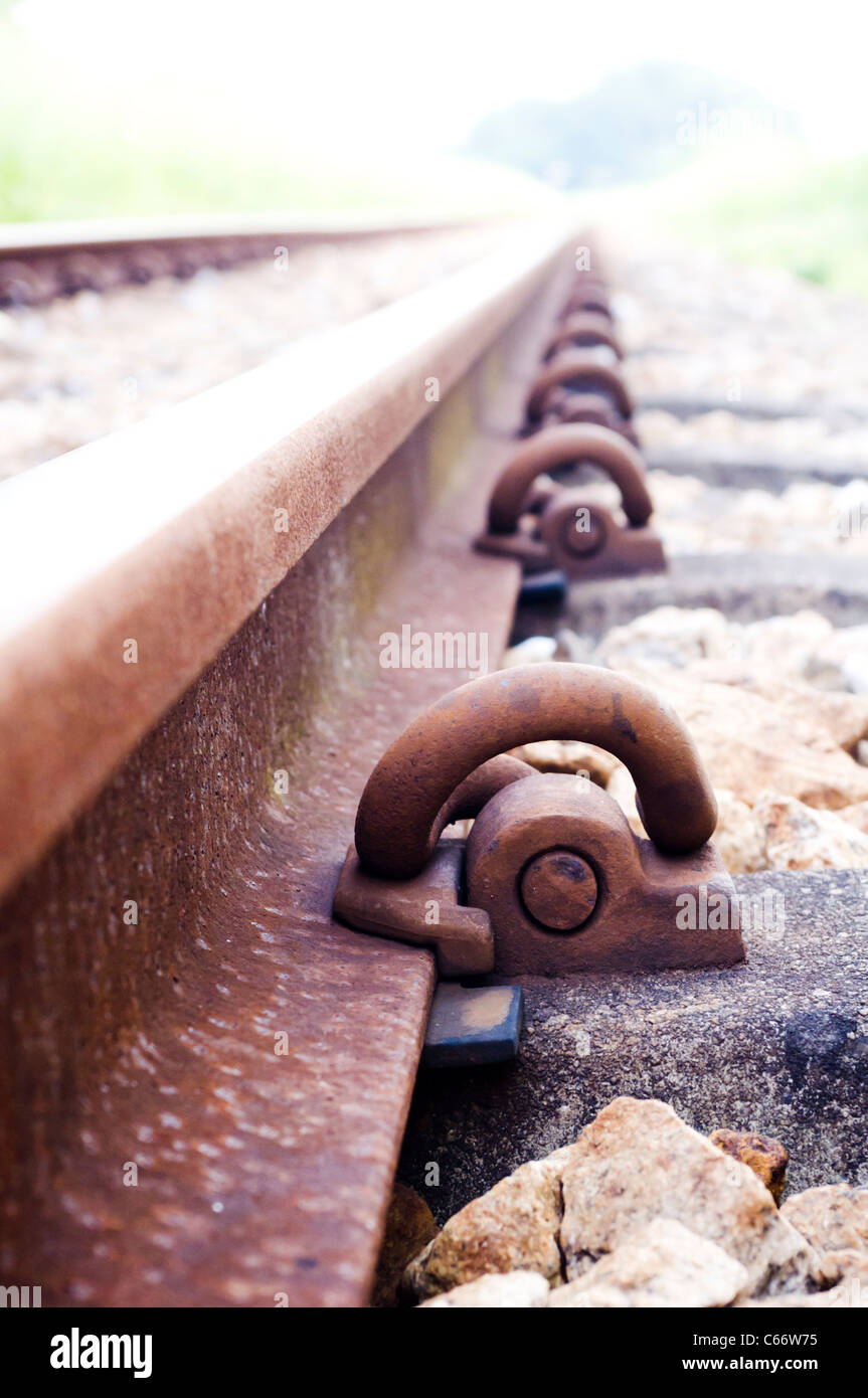eine Nahaufnahme von einem Eisenbahn-Gelenke. Schiene Clips und Klammern zu spannen. Stockfoto