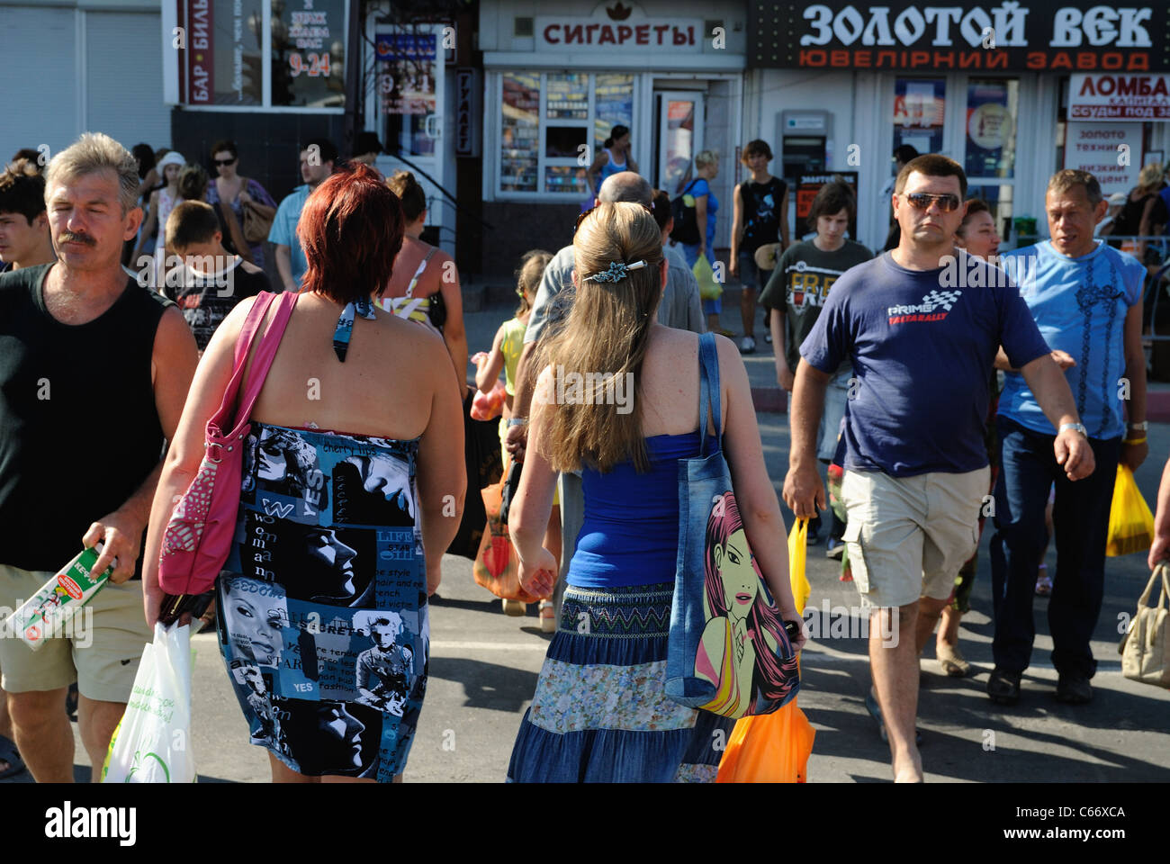 Fußgänger überqueren der Straße, Kertsch, Krim, Ukraine, Osteuropa Stockfoto