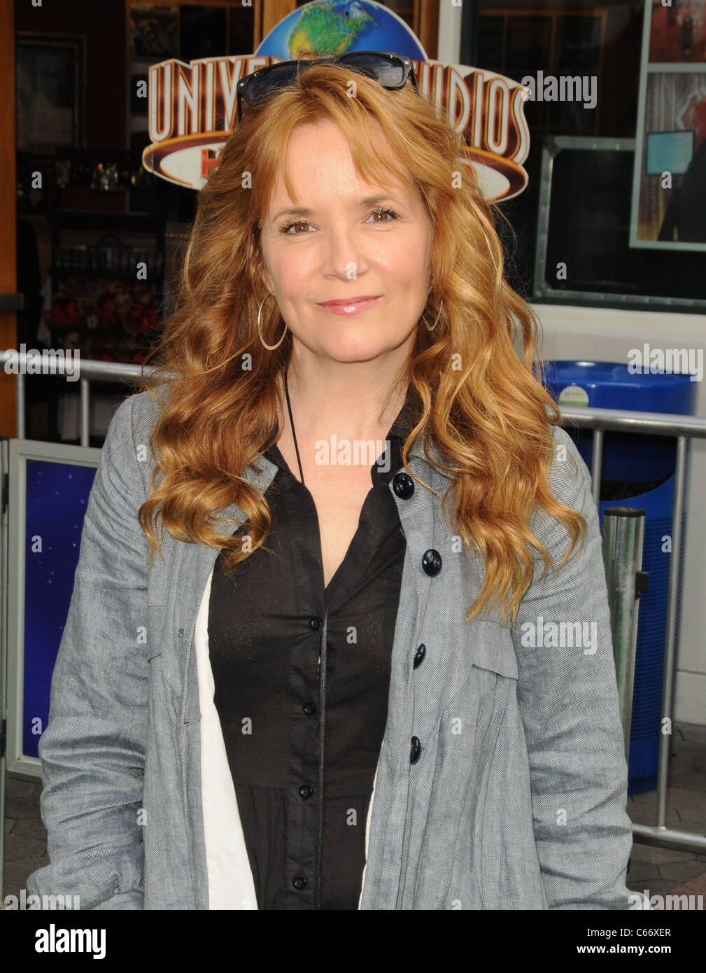 Lea Thompson im Ankunftsbereich für HOP Premiere, Universal CityWalk, Los Angeles, CA 27. März 2011. Foto von: Dee Cercone/Everett Collection Stockfoto