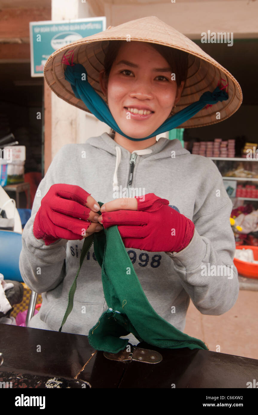Schneiderin auf dem Markt auf der Insel Phu Quoc in Vietnam Stockfoto