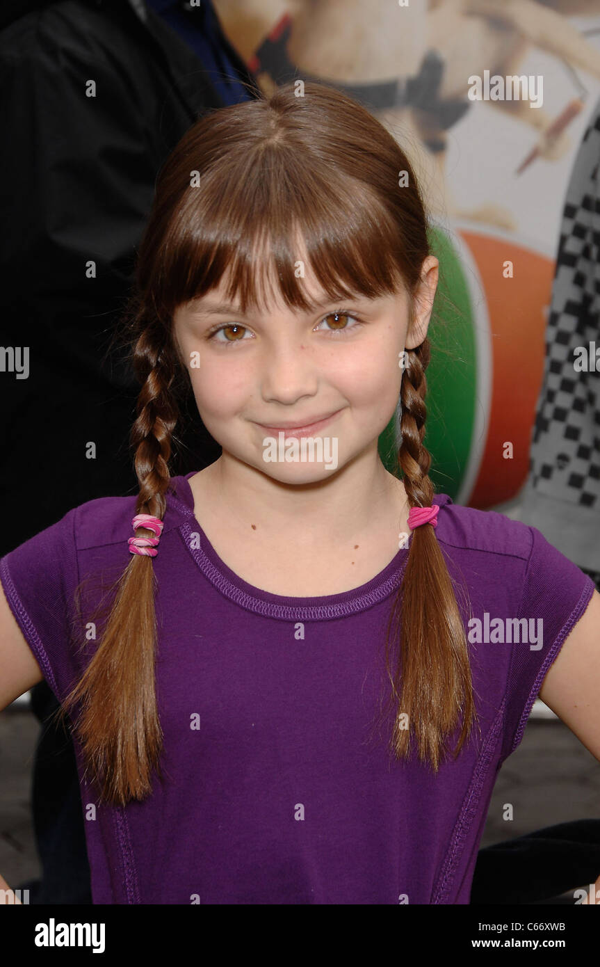 Mackenzie Aladjem im Ankunftsbereich für HOP Premiere, Universal CityWalk, Los Angeles, CA 27. März 2011. Foto von: Michael Germana/Everett Collection Stockfoto