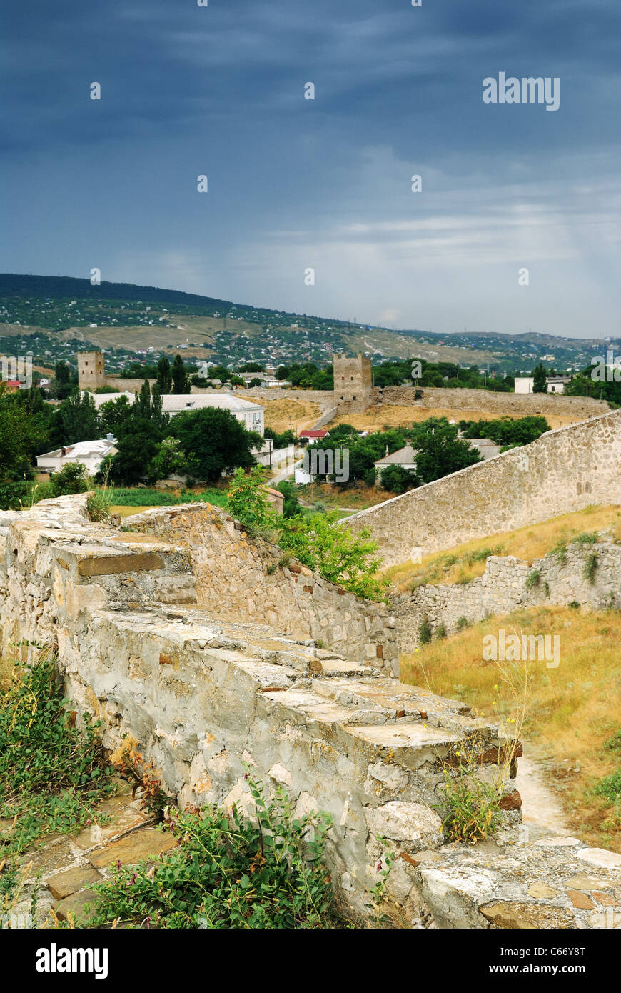 Ansicht von Feodossija aus den Ruinen der genuesischen Festung, Krim, Ukraine Stockfoto