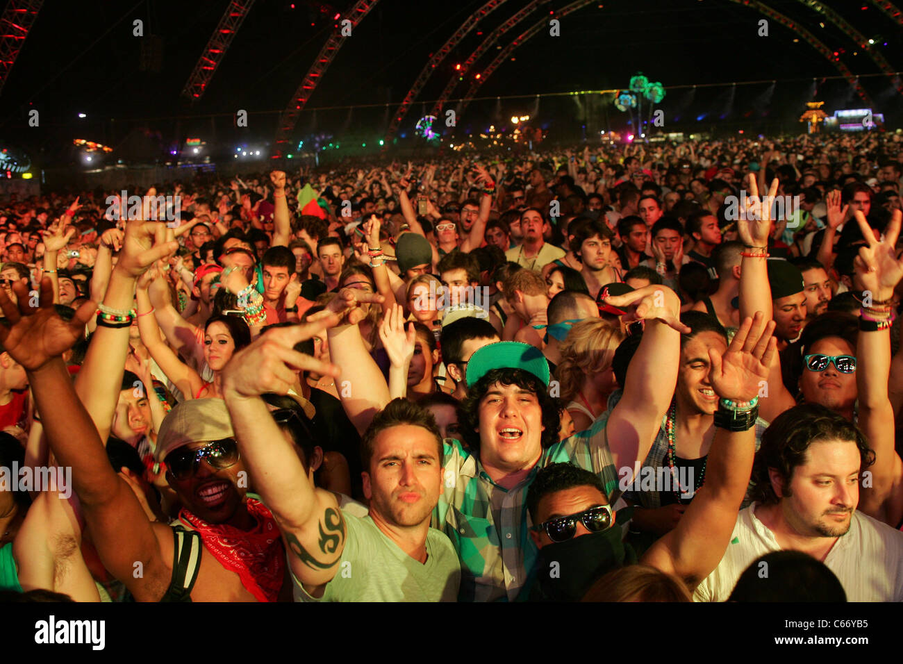 Atmosphäre in Anwesenheit für 15. jährlichen Electric Daisy Carnival - Fr, Las Vegas Motor Speedway, Las Vegas, NV 24. Juni 2011. Foto von: James Atoa/Everett Collection Stockfoto