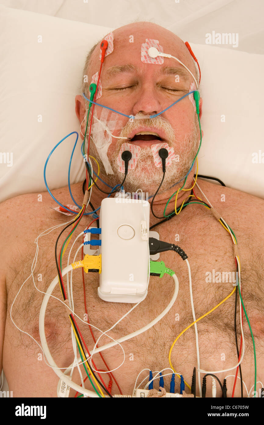 Mann für Schlaf-Apnoe Apnoe testen verkabelt Stockfoto