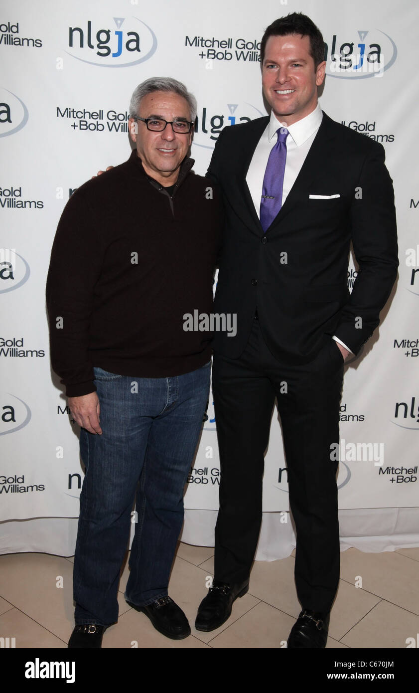 Mitchell Gold, Thomas Roberts in Anwesenheit für NLGJAs 16. jährlichen Schlagzeilen und Headliner nutzen, Mitchell Gold + Bob Williams SoHo Store, New York, NY 24. März 2011. Foto von: Michael Williams/Everett Collection Stockfoto