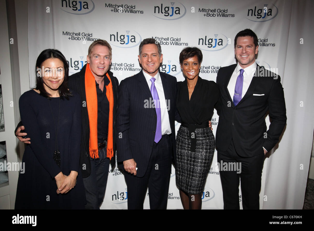 Ann Curry, Sam Champion, Bill Ritter, Sade Baderinwa, Thomas Roberts in Anwesenheit für NLGJAs 16. jährlichen Schlagzeilen und Headliner nutzen, Mitchell Gold + Bob Williams SoHo Store, New York, NY 24. März 2011. Foto von: Michael Williams/Everett Collection Stockfoto