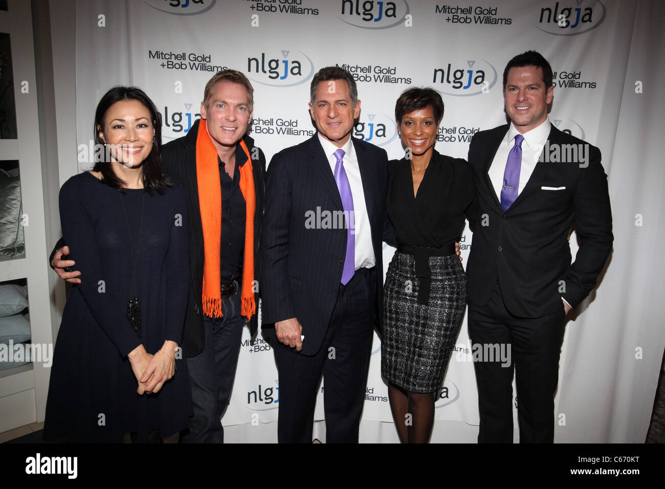 Ann Curry, Sam Champion, Bill Ritter, Sade Baderinwa, Thomas Roberts in Anwesenheit für NLGJAs 16. jährlichen Schlagzeilen und Headliner nutzen, Mitchell Gold + Bob Williams SoHo Store, New York, NY 24. März 2011. Foto von: Michael Williams/Everett Collection Stockfoto