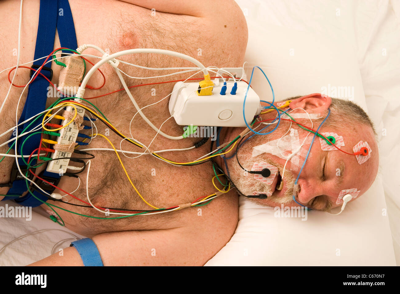 Mann zu Testzwecken Schlafapnoe verdrahtet Stockfoto