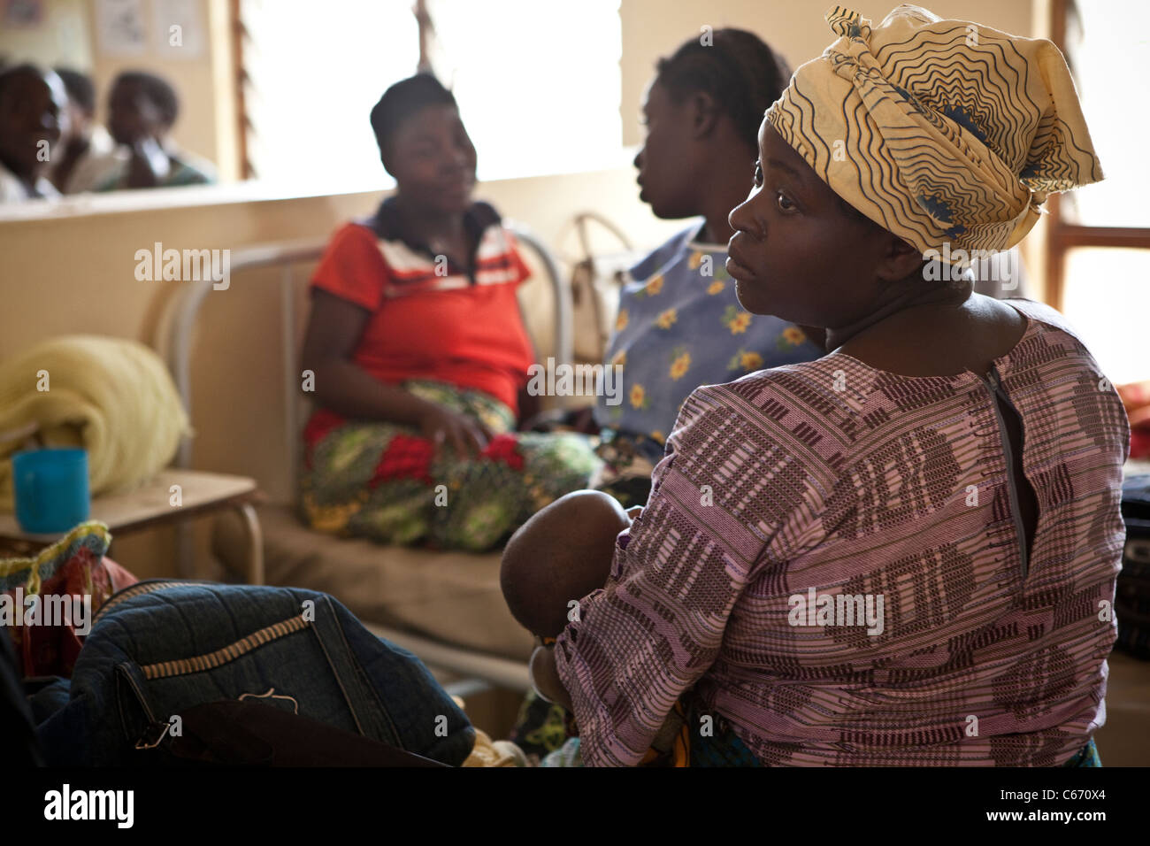 Frauen sitzen in der Entbindungsstation eines Krankenhauses in Dedza, Malawi, Südafrika. Stockfoto