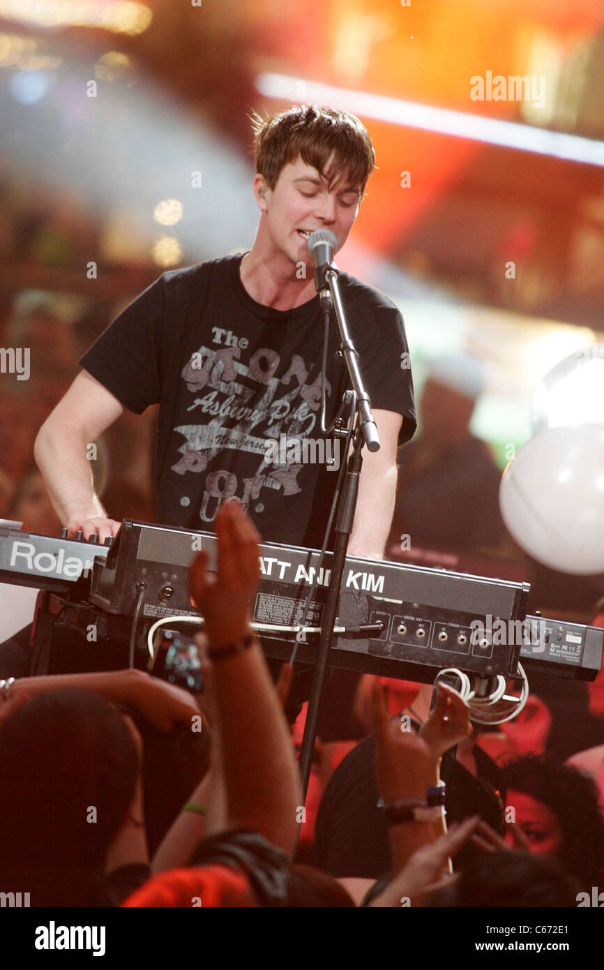 Matt Johnson von Matt & Kim in die Teilnehmerliste für die MTV O Music Awards, Golden Nugget Hotel and Casino, Las Vegas, NV 28. April 2011. Foto von: James Atoa/Everett Collection Stockfoto Matt Johnson von Matt & Kim in die Teilnehmerliste für die MTV O Music Awards, Golden Nugget Hotel and Casino, Las Vegas, NV 28. April 2011. Foto von: James Atoa/Everett Collection Stockfoto