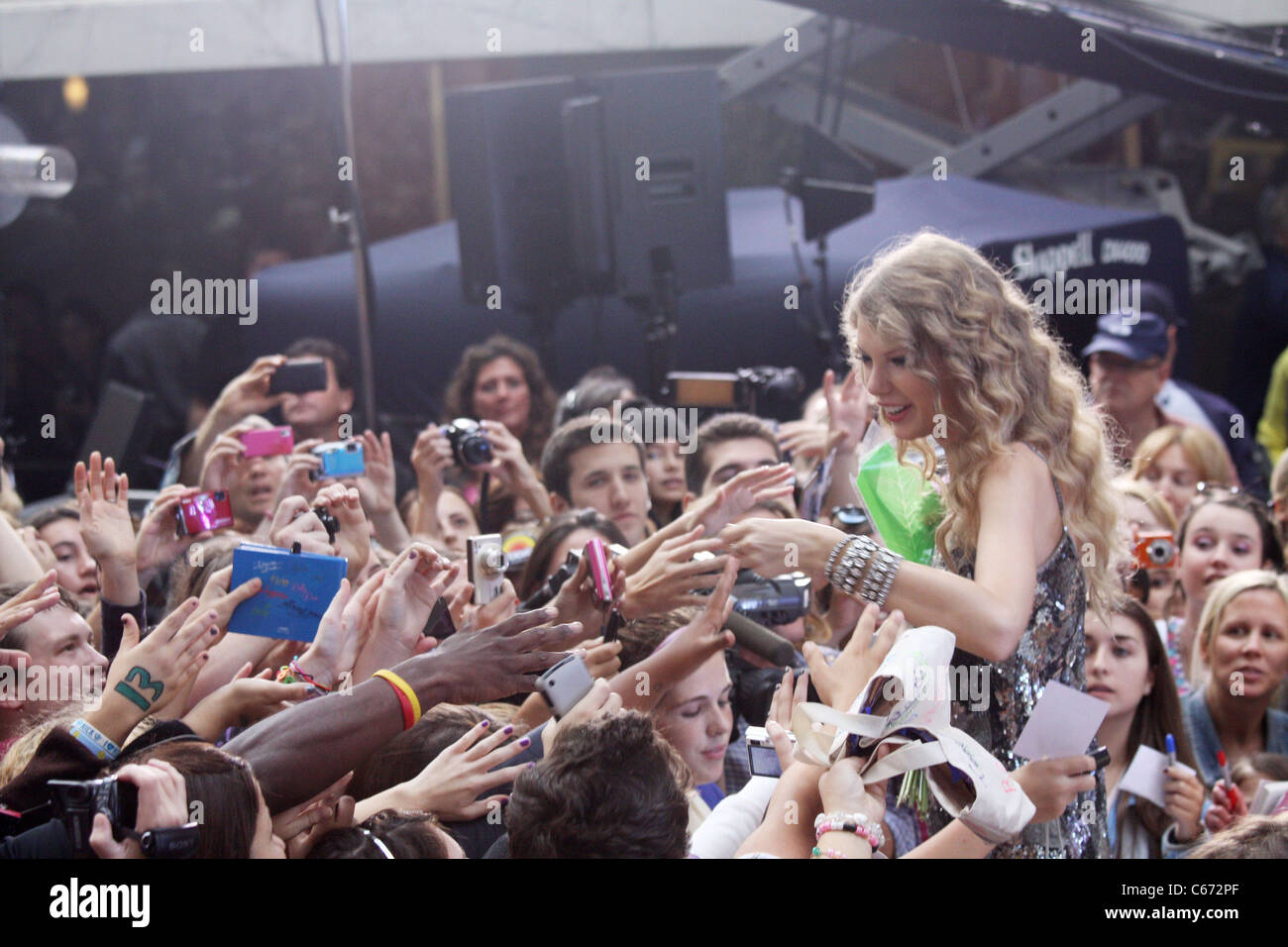 Taylor Swift auf die Bühne für NBC heute zeigen Konzertreihe mit Taylor Swift, Rockefeller Plaza, New York, NY 26. Oktober 2010. Foto von: Rob Kim/Everett Collection Stockfoto