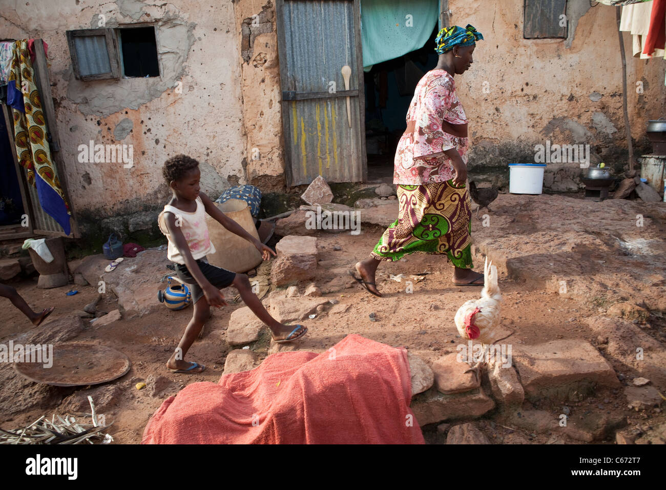Bewohner Fuß durch einen Slum in Bamako, Mali, Westafrika. Stockfoto