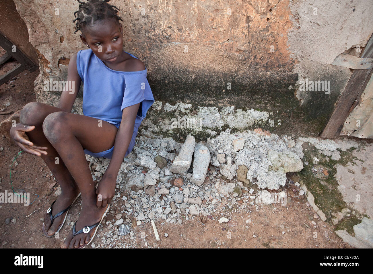 Ein Kind sitzt auf den Straßen von Banconi, einem Slum in Bamako, Mali, Westafrika. Stockfoto
