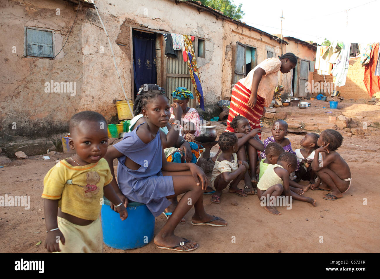 Kinder Leben in armseligen Verhältnissen in Banconi, einem Slum in Bamako, Mali, Westafrika. Stockfoto