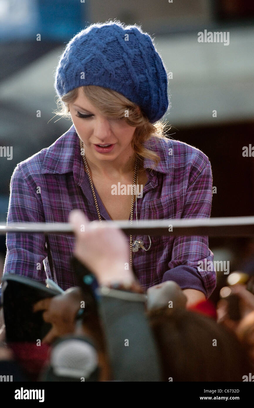 Taylor Swift auf die Bühne für NBC heute zeigen Konzertreihe mit Taylor Swift, Rockefeller Plaza, New York, NY 26. Oktober 2010. Foto von: Lee/Everett Collection Stockfoto