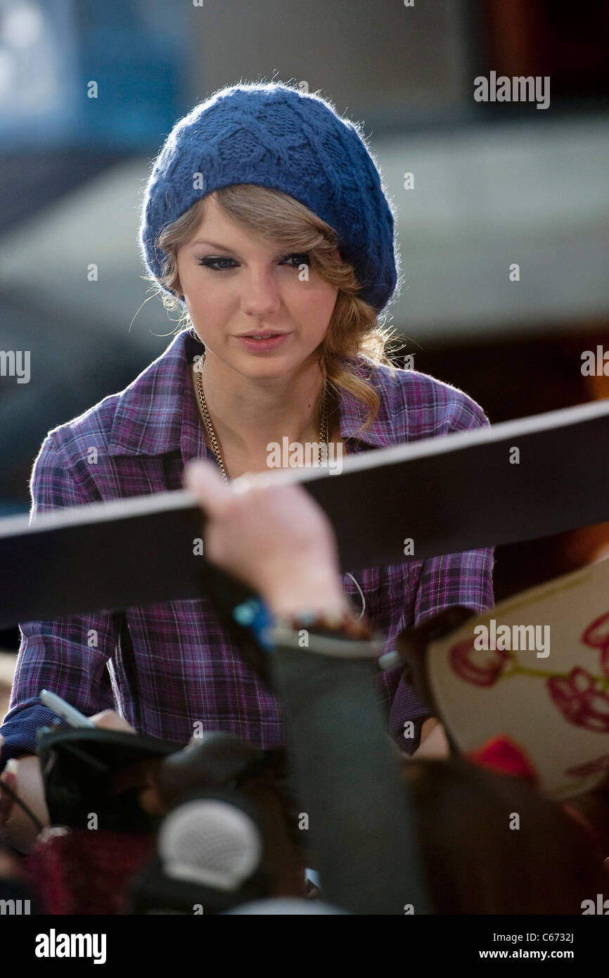 Taylor Swift auf die Bühne für NBC heute zeigen Konzertreihe mit Taylor Swift, Rockefeller Plaza, New York, NY 26. Oktober 2010. Foto von: Lee/Everett Collection Stockfoto