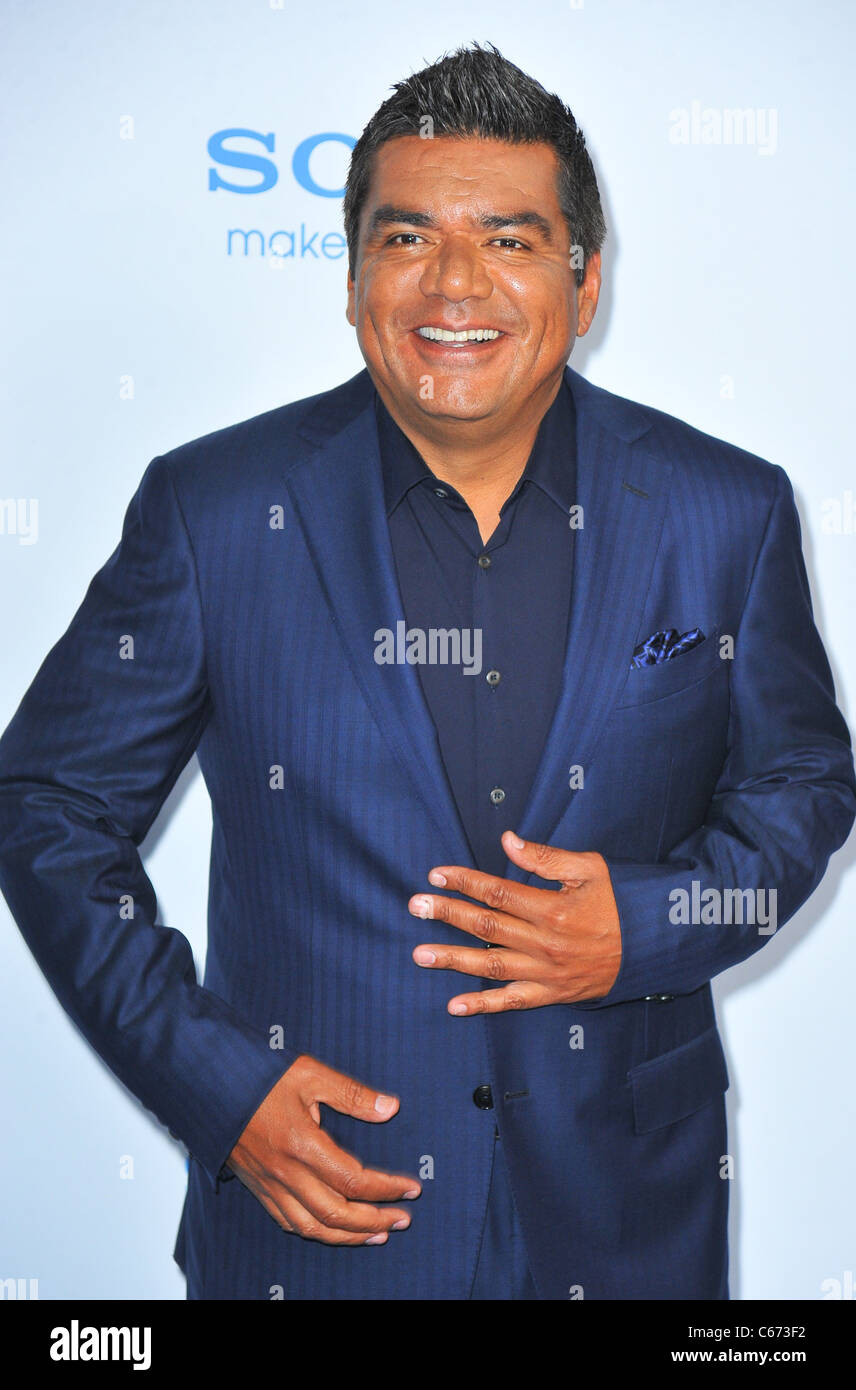 George Lopez im Ankunftsbereich für die SCHLÜMPFE-Premiere, The Ziegfeld Theatre, New York, NY 24. Juli 2011. Foto von: Gregorio T. Binuya/Everett Collection Stockfoto