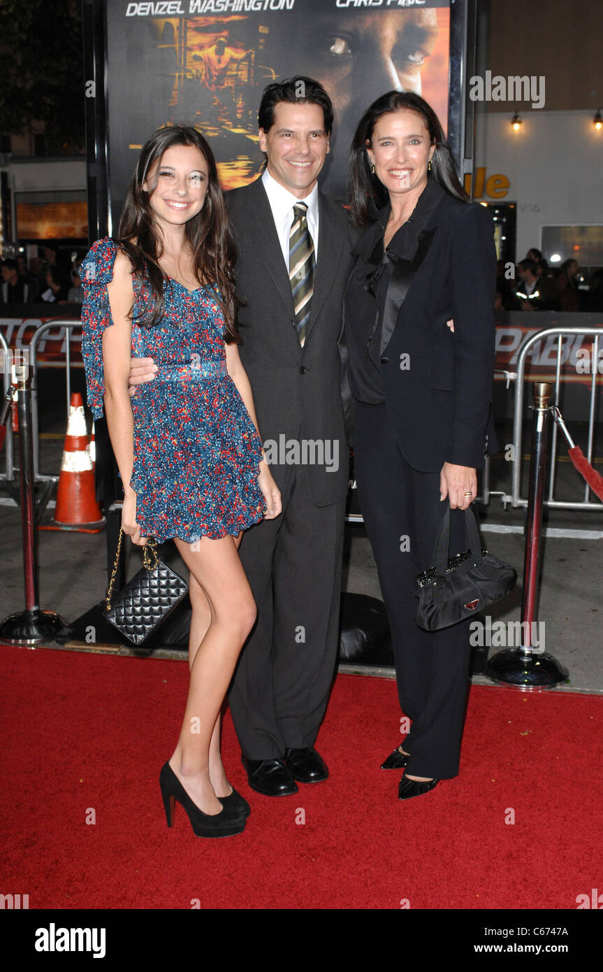 Lucy Ciaffa, Chris Ciaffa, Mimi Rogers im Ankunftsbereich für UNAUFHALTSAMEN Premiere, Regency Village Theater, Westwood, CA 26. Oktober 2010. Foto von: Elizabeth Goodenough/Everett Collection Stockfoto