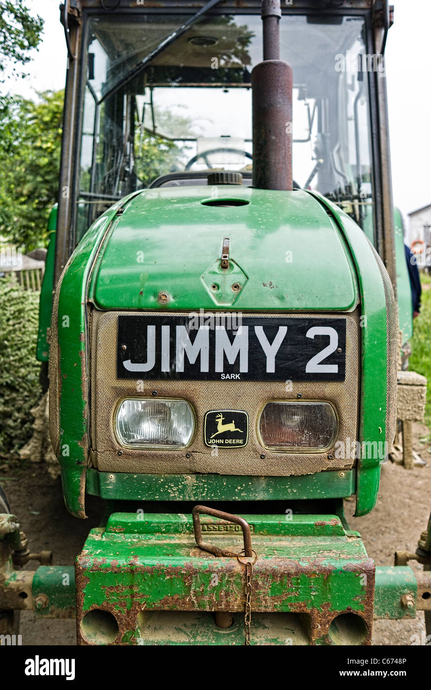 Vorderseite des alten Traktor verwendet für allgemeine Transport auf Sark UK Stockfoto